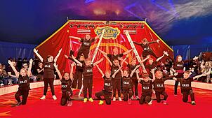 Grandios: Mit Akrobatik und viel Elan präsentieren die Schüler der Grundschule eine besondere Show.