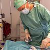 Dr. Matthias Gensior saugt bei der Patientin mit speziellen Vibrationssonden in der CG Lympha in Köln das krankhafte Fett aus den Armen. ...