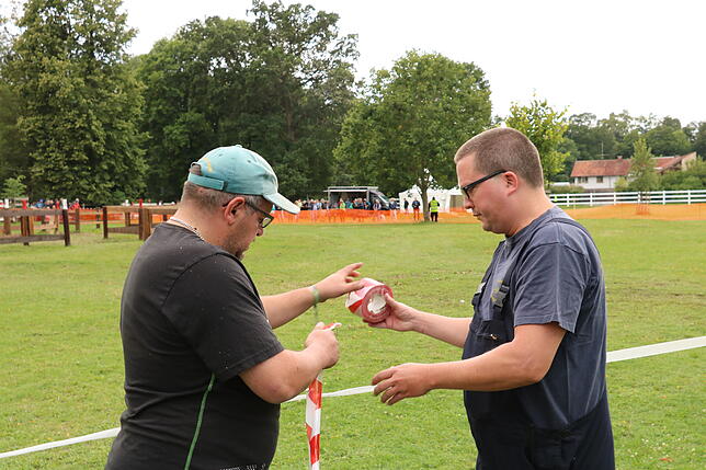 Bild 5: Bilder von der Freiwilligen-Arbeit der Feuerwehr beim Marathon der Gespannfahrer