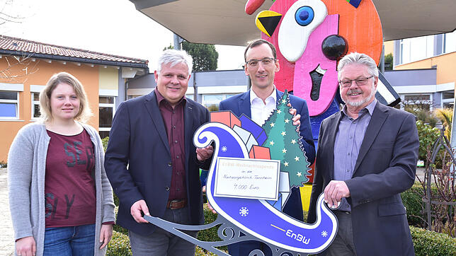 Stefan Kempf (Zweiter von rechts) vom EnBW-Regionalzentrum Heuberg-Bodensee übergibt den symbolischen Scheck. Neben ihm ...