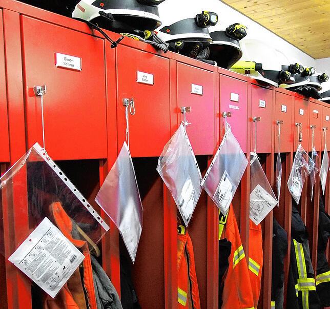 Die Sicherheit der Freiwilligen Feuerwehr hat auch während der Pandemie die höchste Priorität. An jedem Spint hängen FFP-Schutzmasken ...