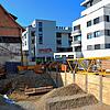 Und schon wieder stocken die Arbeiten am geplanten Mehrfamilienhaus von Betz und Weber an der Ecke Haupt-/Biberacherhofstraße: Das ...