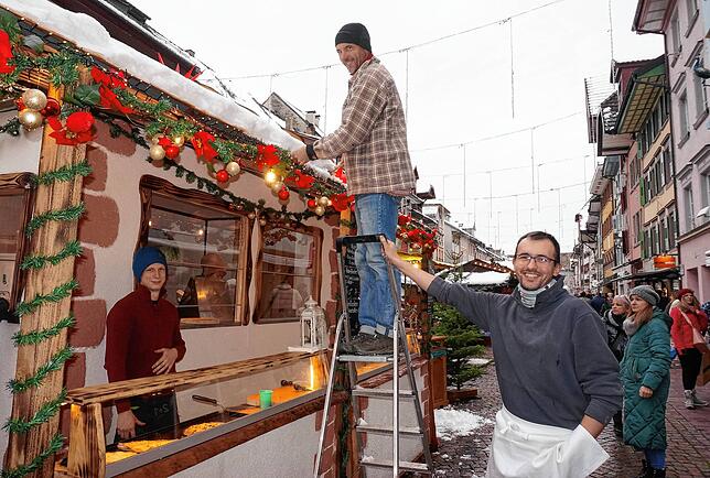 So schön die weiße Pracht auf den Hüttendächern auch ist, am Flammkuchenstand von Florian Hirtle wird sie entfernt, weil es langsam ...