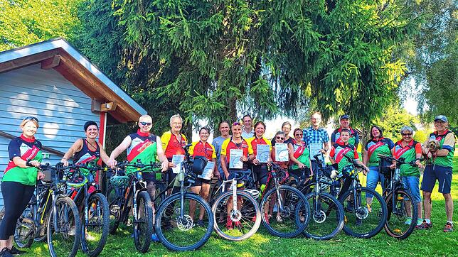 Die fleißigen Fahrradfahrer werden nach der Preisübergabe des Stadtradelns von der Gemeinde zu Wurst und Getränken eingeladen. Foto: ...