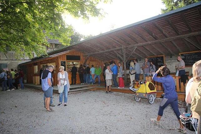 Der Biergarten bei St. Katharina im Mainauwald.