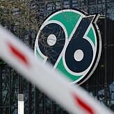 Hannover 96 beantragt Spielabsetzungen Beim Fußball-Zweitligisten Hannover 96 gibt es einen zweiten Fall eines mit dem Coronavirus infizierten Spielers.