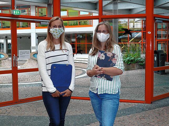 Friederike Wegenast, 24, (links) und Frederike Bauer, 25, bereiten sich gemeinsam auf das Jura-Examen vor.