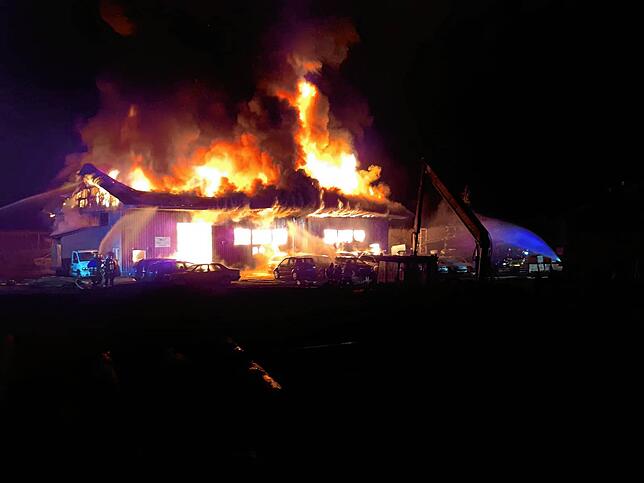 67 Feuerwehrleute waren in der Nacht im Einsatz. Die Halle, in der die Oldtimer untergebracht waren, brannte komplett nieder.