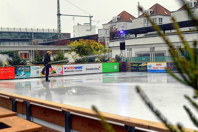 Die Eisbahn bekommt den letzten Schliff. Aktuell gelten hier noch die 3-G-Regeln, das ändert sich aber mit der Alarmstufe. Kinder und ...
