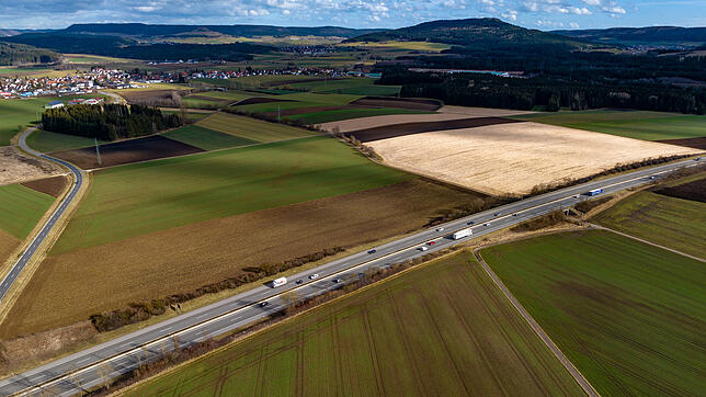 Auf diesen Feldern oberhalb der Autobahn 81 wollte die Stadt mit einem Investor einen großen Freiland-Solarpark verwirklichen. Der Blick ...