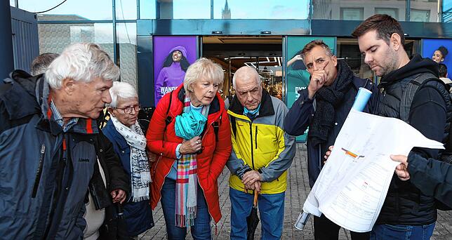 Tiefbauamtsmitarbeiter Daniel Held (rechts) zeigt die Detailplanung.