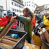 Im Hof des Rathauses rüsten sich die Teilnehmer der Seeputzete in Radolfzell aus.
