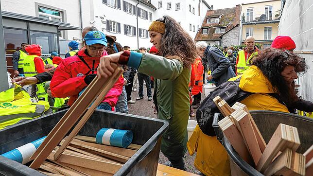 Im Hof des Rathauses rüsten sich die Teilnehmer der Seeputzete in Radolfzell aus.