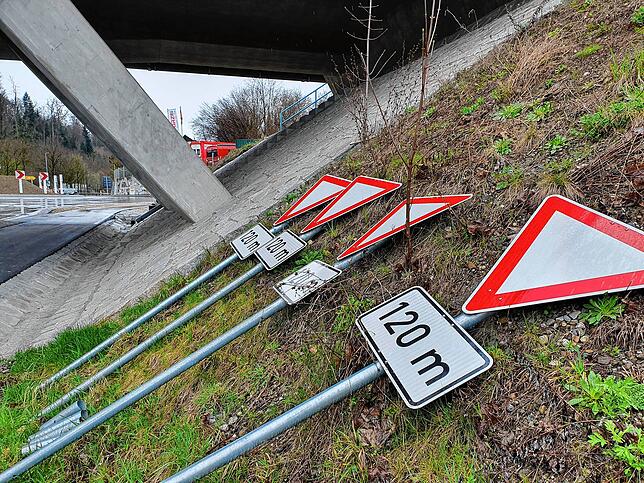 Diese Verkehrsschilder warten nur noch darauf, im Kreuzungsbereich montiert zu werden.