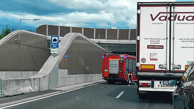 Feuerwehr im Einsatz: Nach einem Unfall staut sich am Waggershauser Tunnel der Verkehr.