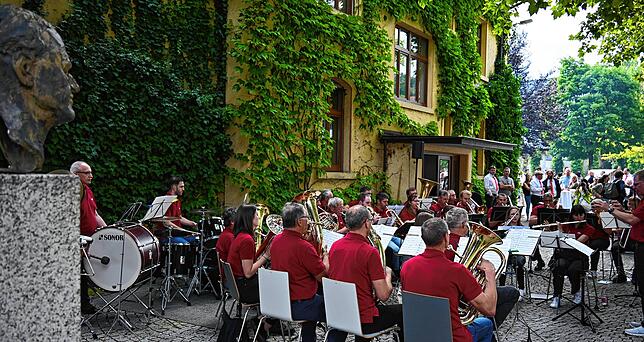 Vor der Büste des Firmengründers Christoph Stoll gab die Werksmusik ein beeindruckendes Konzert.