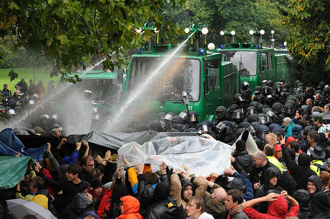 Traumatisch für die Landeshauptstadt: 2010 war der Konflikt eskaliert. Bei der Räumung des Parks setzte die Polizei Wasserwerfer ein, ...