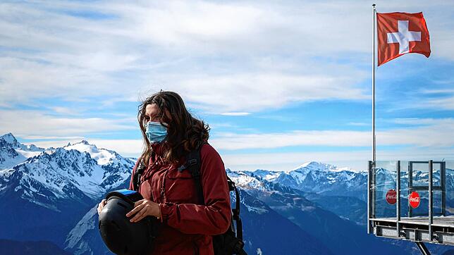 An Masken wird auch in der Schweiz in der Wintersaison 2021/22 nicht vorbeizukommen sein. So wie schon im Jahr zuvor, hier in Verbier ...