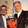 Das Buch zum Jubiläum der Villinger Katzenmusik liegt vor. Dominik Schaaf, der Vorsitzende der Katzenmusik, überreicht das erste ...