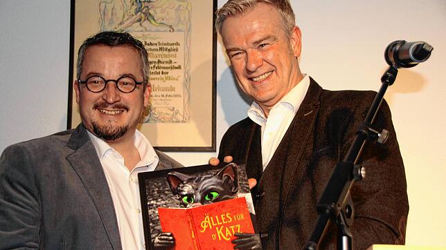 Das Buch zum Jubiläum der Villinger Katzenmusik liegt vor. Dominik Schaaf, der Vorsitzende der Katzenmusik, überreicht das erste ...