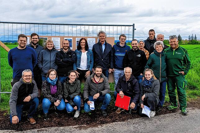 19 Mitglieder der IG Erbhöfe legen ihre Argumente gegen den dort von der Stadt geplanten Solarpark dar.