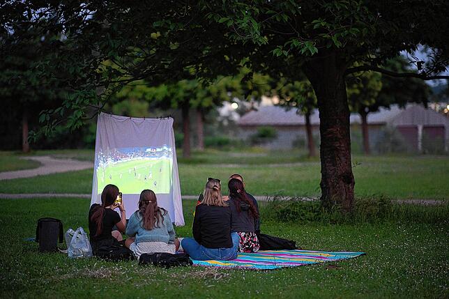 Interessantes Setting mit Leinwand im Park: Solche privaten Fußballabende sind aus rechtlicher Sicht problemlos möglich.