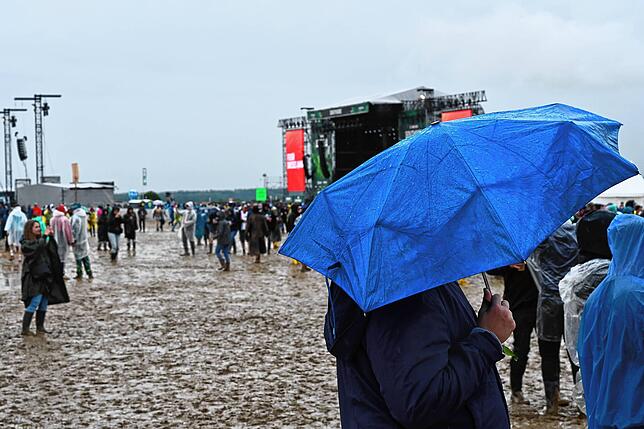 Bild 9: Southside 2024: Die Besucher trotzen dem Matsch