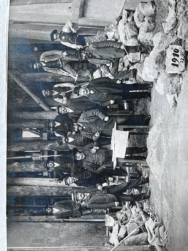 Die Baustelle des Oberen Tors am 27. November 1910. Die beiden Männer mit der Kreissäge sind Stadtbaumeister Gustav Köpfler (links) und ...