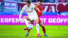 Kiels Phil Harres (l) in Aktion gegen Freiburgs Max Rosenfelder (r). Der 21-Jährige SC-Spieler zeigte auf dem Platz eine gute Leistung.