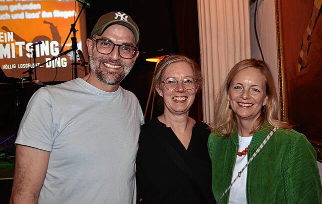 Martin Weiss ist am Mischpult. Yvonne Rist und Sabine Herzog singen im Saal mit.