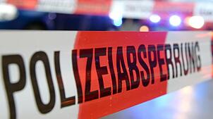 Ein Flatterband mit der Aufschrift «Polizeiabsperrung».