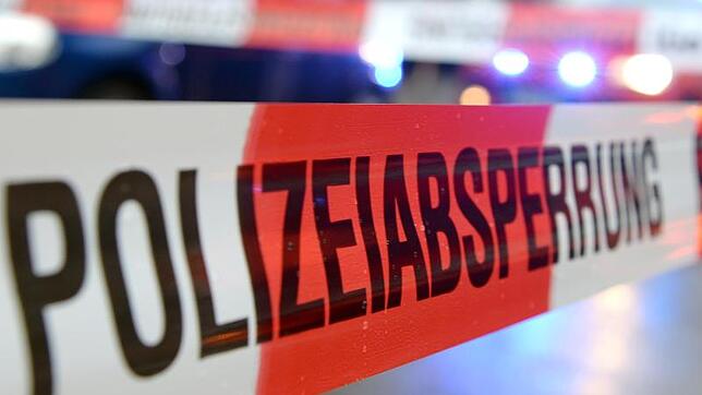 Ein Flatterband mit der Aufschrift «Polizeiabsperrung».