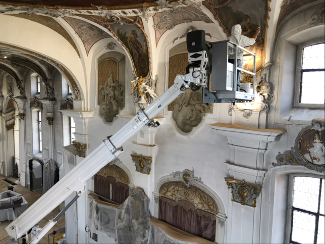 Der Hubsteiger wurde speziell für diese Arbeit entwickelt.