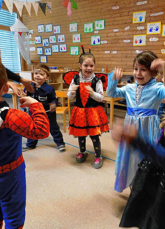 Fasnetsstimmung im Friedrichshafener Kindergarten St. Petrus Canisius: Die Kleinen lassen sich von Corona die gute Stimmung nicht nehmen.