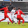 Kamran Yahyaijan versucht in dieser Szene, an den Freiburgern Lukas Bohro und Frederick Polzer vorbeizukommen. Der FC 08 feierte im ...