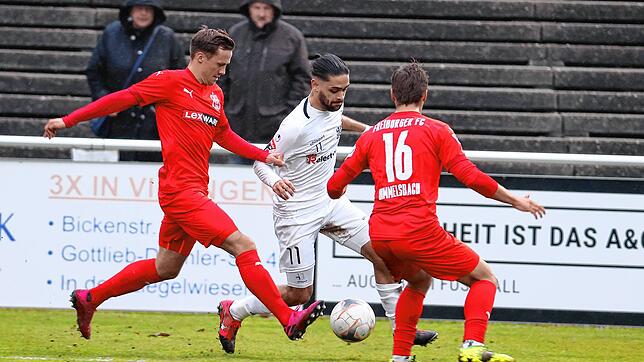 Kamran Yahyaijan versucht in dieser Szene, an den Freiburgern Lukas Bohro und Frederick Polzer vorbeizukommen. Der FC 08 feierte im ...