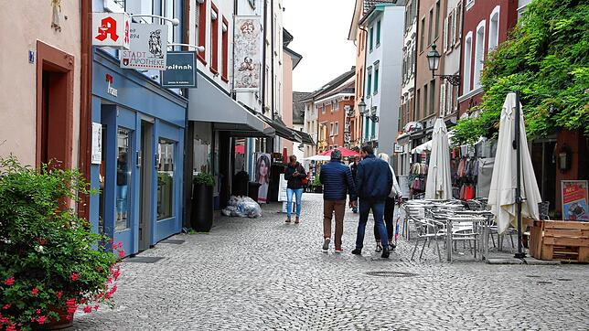 Keine Bändchen und kein Stempel: Wer in Bad Säckingen einkaufen will, muss seine Nachweise weiterhin in jedem Laden vorzeigen.