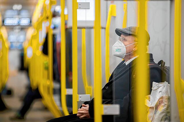 Dieses Bild wird uns wohl noch länger erhalten bleiben: Ein Mann trägt Maske in einer U-Bahn. Baden-Württemberg möchte an der ...