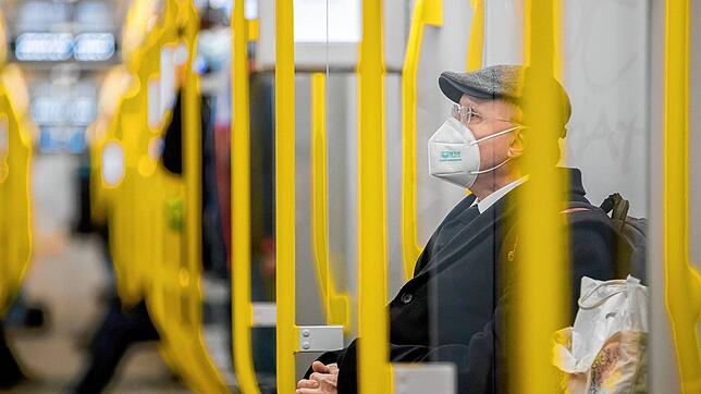 Dieses Bild wird uns wohl noch länger erhalten bleiben: Ein Mann trägt Maske in einer U-Bahn. Baden-Württemberg möchte an der ...