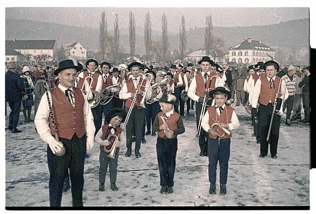 Bild 4: Bilder von der Fasnacht bei der Seegfrörne im Jahr 1963
