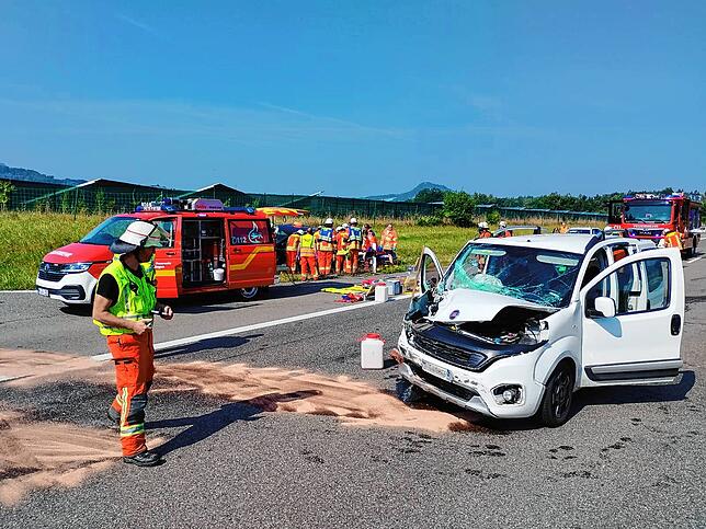 Insgesamt drei Fahrzeuge wurden bei der Kollision beschädigt.
