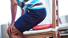 Erweiterte Hämorrhoiden können so unangenehm sein, dass die Betroffenen nur noch auf einem speziellen Kissen sitzen können.