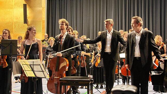 Nach mehrfachen Zugaben galt der Applaus des Publikums im Curana in Beuren dem Bodensee Kammerorchester mit Dirigent Gero Wittich ...