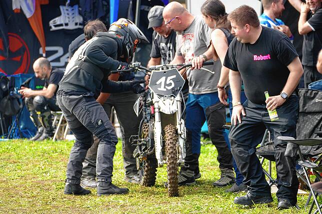 Bild 2: Benzingeruch, Action und dröhende Motoren: Der Mofa-Mania Fünfkampf der Motorsportfreunde Pfohren