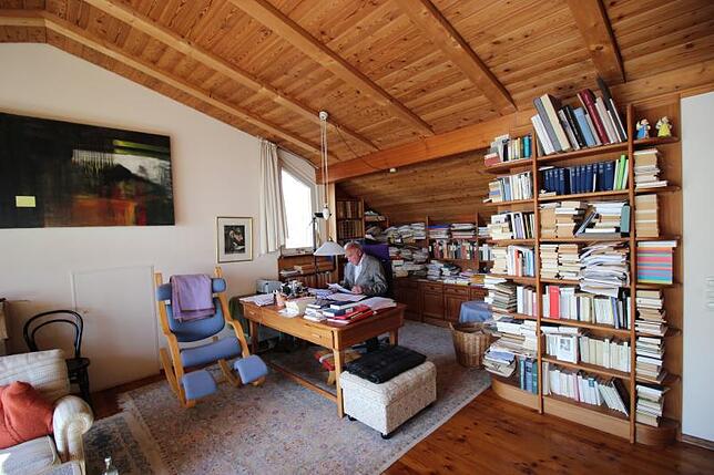 Hier entsteht Weltliteratur: Martin Walser in seinem Arbeitszimmer. Er schreibt von Hand.