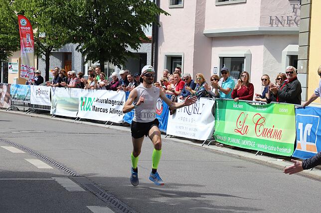 Alexander Grigo vom Lauftreff Pfohren gewinnt den Halbmarathon über 21,0975 Kilometer in einer Stunde und 14 Minuten.