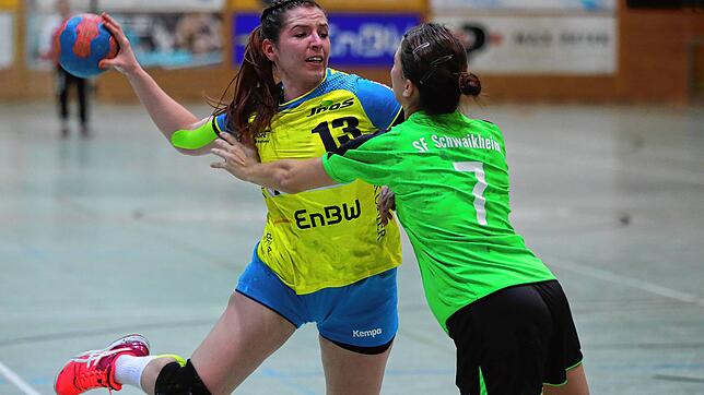 Lisa Maier (links im Bild im Trikot des SV Allensbach).