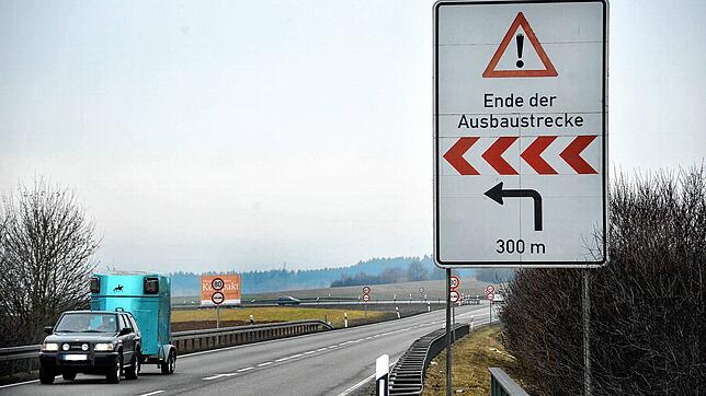 Noch ist hier keine Geradeausfahrt möglich: Die Bundesstraße B&nbsp;523 endet abrupt bei Villingen-Schwenningen. Der Weiterbau Richtung ...