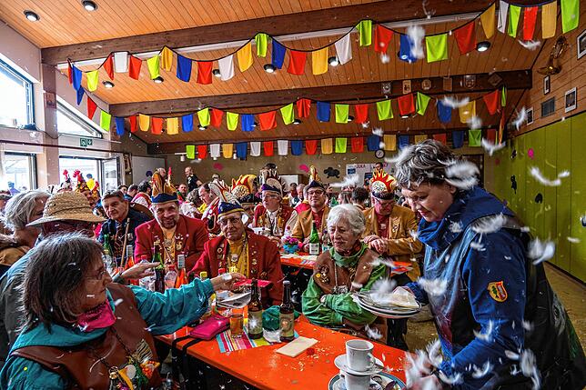 Schon um 10 Uhr am Vormittag treffen sich die Vorstände aller teilnehmenden Narrengruppen in der Festhalle zum Zunftmeisterempfang.