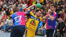 Christos Erifopoulos (Mitte, HSG Konstanz) versucht hier, sich gegen die Ukrainer Thor Turchenko (links) und Oleksandr Onufriienko ...